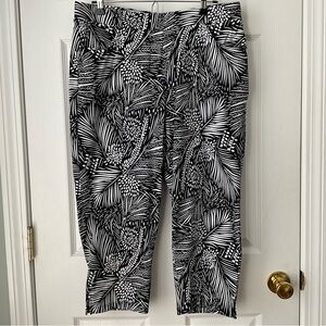 Chicos Weekends Capris Size 2 Black Leaf Print Capris